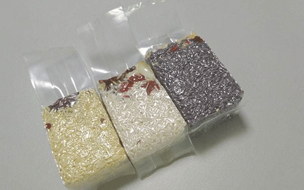 真空包裝袋為增加其性能通常采用多種材質(zhì)復(fù)合而成，常見的復(fù)合方法有：干法復(fù)合、擠出復(fù)合、共擠出復(fù)合、無溶劑復(fù)合、涂布復(fù)合、蒸鍍復(fù)合、熱熔膠復(fù)合等。其中干法復(fù)合是國內(nèi)復(fù)合真空包裝袋材料生產(chǎn)中應(yīng)用較為廣泛的，那么，真空包裝袋為什么大多采用干法復(fù)合？