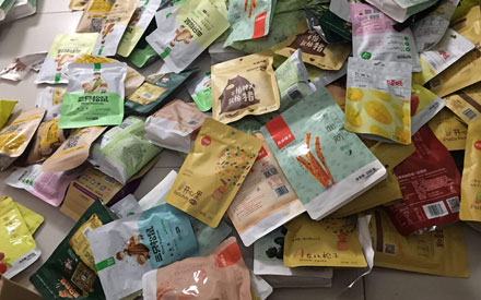 三只松鼠、良品鋪?zhàn)硬捎玫氖悄姆N食品包裝袋？